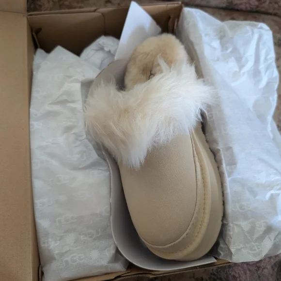 UGG Women's Cream Slippers - Picture 1 of 7